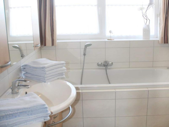 Bathroom 3, exklusives Appartement mit Balkon in Rechlin, Mecklenburgische Seenplatte