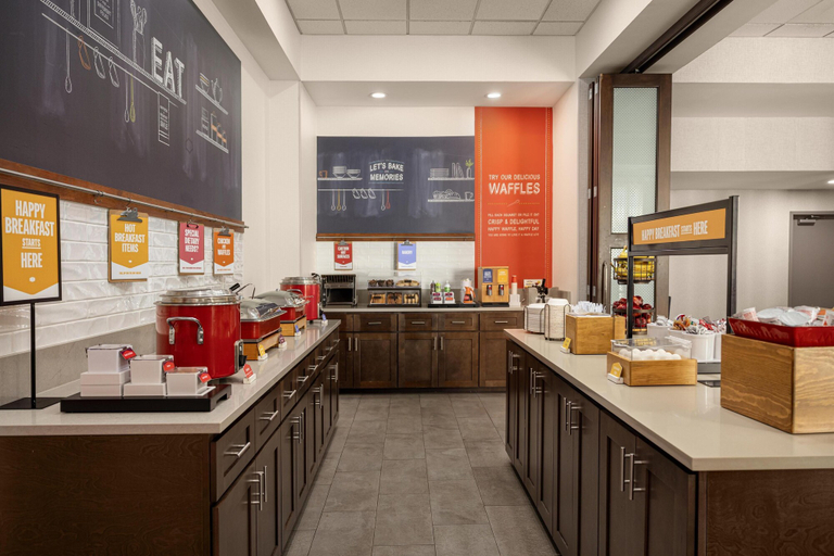 Food & Drinks 5, Hampton Inn Williamsburg, Whitley