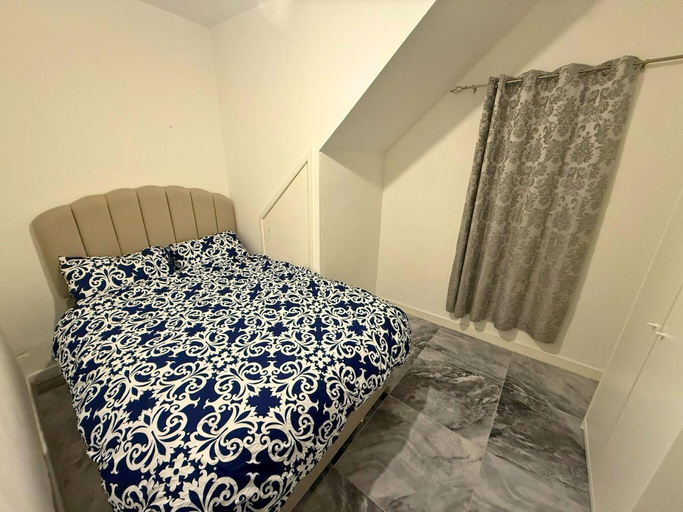 Room 5, Modern 2 Bed Flat - Ideal for Families, Tameside