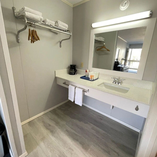 Bathroom 3, Breezeway Motel and Resturant, Pender