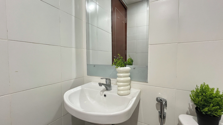 Bathroom 4, Cozy And Restful 2Br Apartment At Vittoria Residence, Jakarta Barat