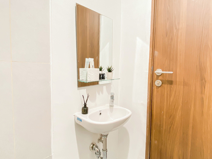 Bathroom 4, Modern Style Studio Apartment At Royal Sentul Park, Bogor