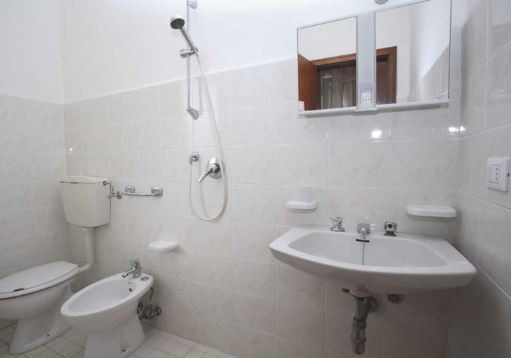 Bathroom 3, Bright and cozy apartment in Bibione, Venezia