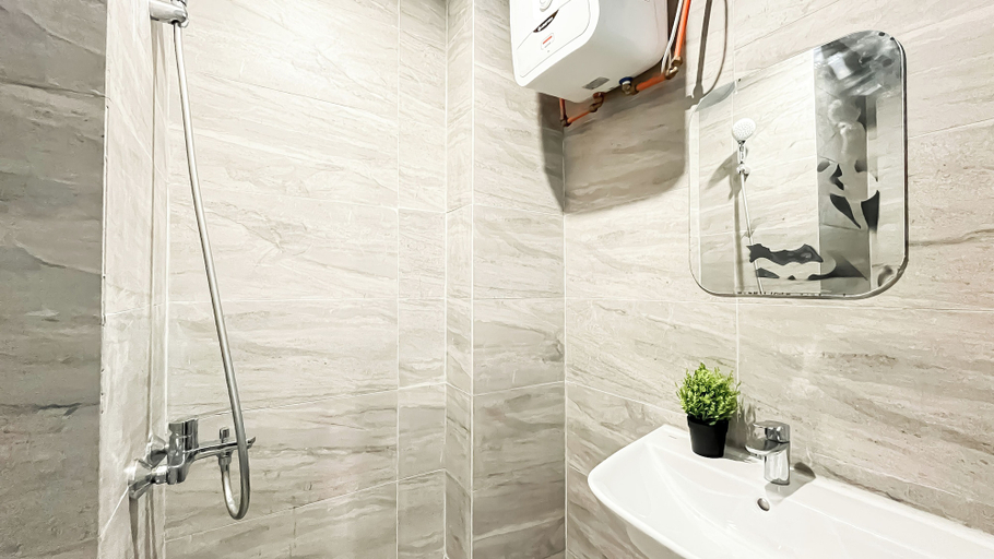 Bathroom 2, Modern Look Studio Room At Collins Boulevard Apartment, Tangerang