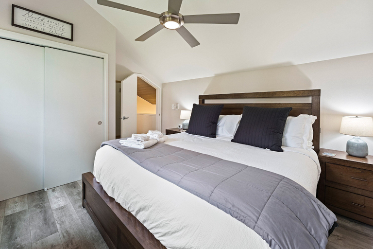 Room 2, Mt View Lodge 35 3 Bedroom Townhouse, Deschutes