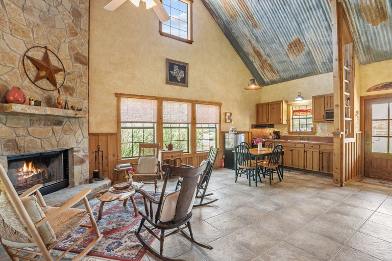 Interior 2, Sistercreek Ranch - First Cabin 2 Bedroom Cabin, Kendall