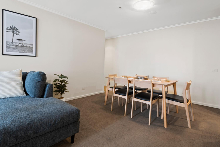 Others 4, Gorgeous 3-Bed Apartment Near Flagstaff Gardens, Melbourne