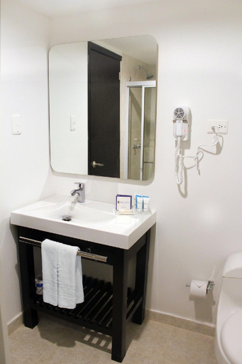 Bathroom 5, Hotel Cartagena Plaza, Cartagena de Indias