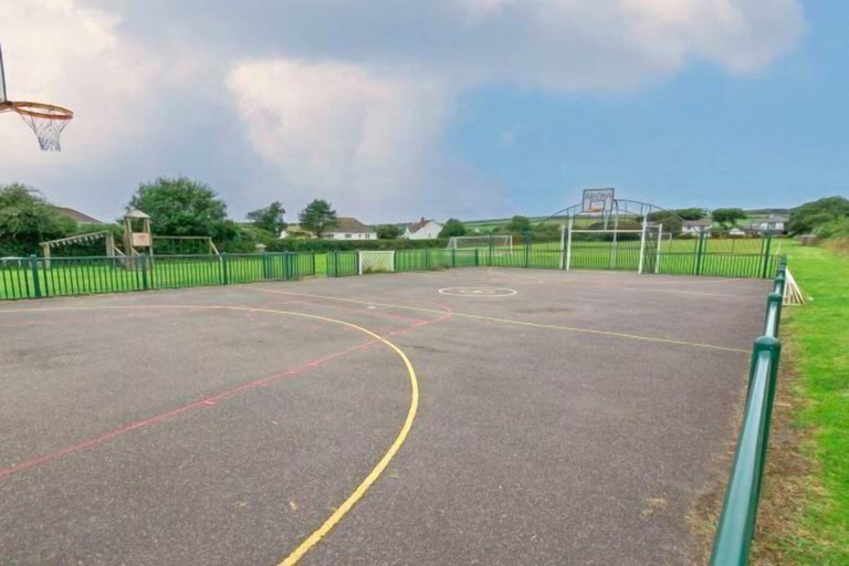 Sport court, Bagend Sleeps 14 Hot Tub Balcony & Ping Pong, Devon