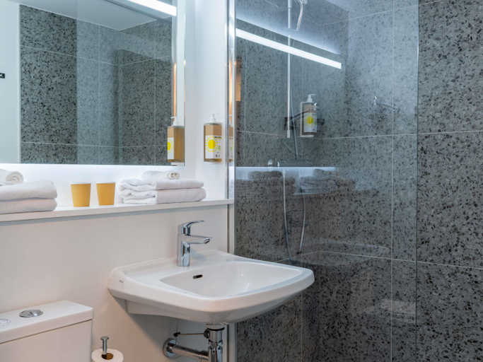 Bathroom 4, greet Hotel Chatellerault, Vienne