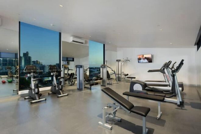 Gym, A Modern 2BR Apt with City Views, FREE Parking, Melbourne