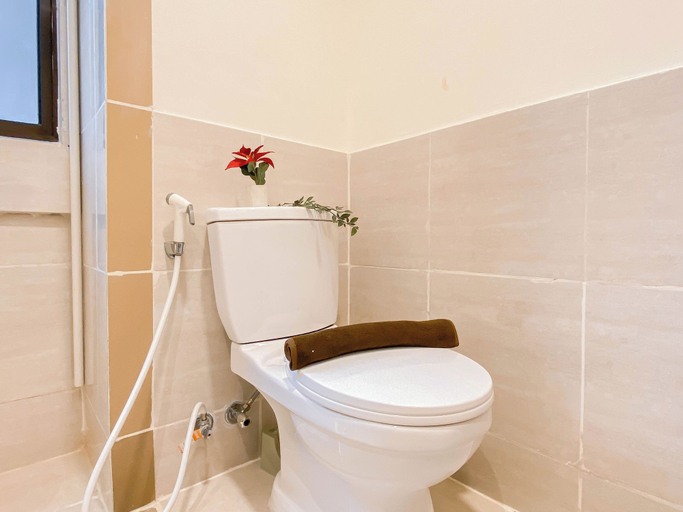 Bathroom 5, Restful And Homey 2Br Apartment Meikarta, Cikarang