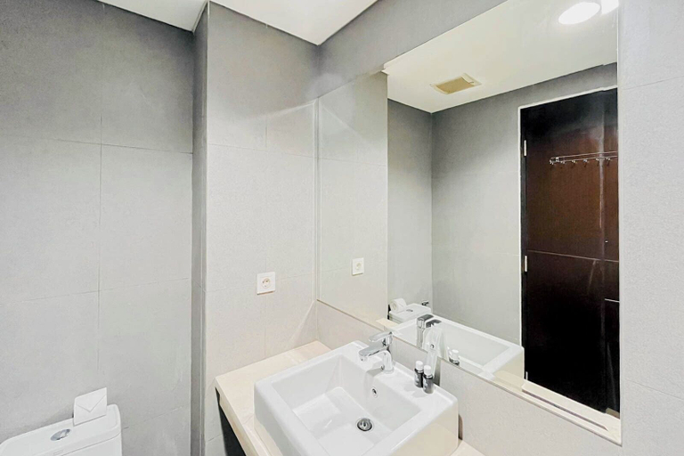 Bathroom 3, Modern Look Studio Apartment At Patraland Amarta, Sleman
