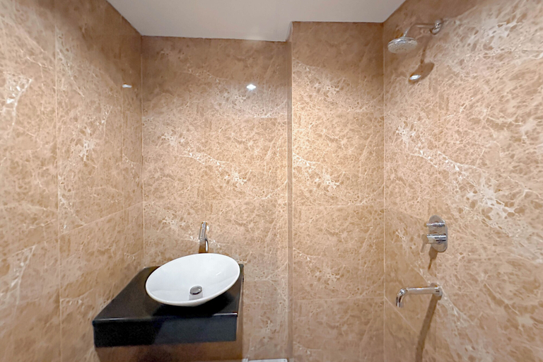 Bathroom 3, Cozy And Homey 2Br At Grand Sungkono Lagoon Apartment, Surabaya