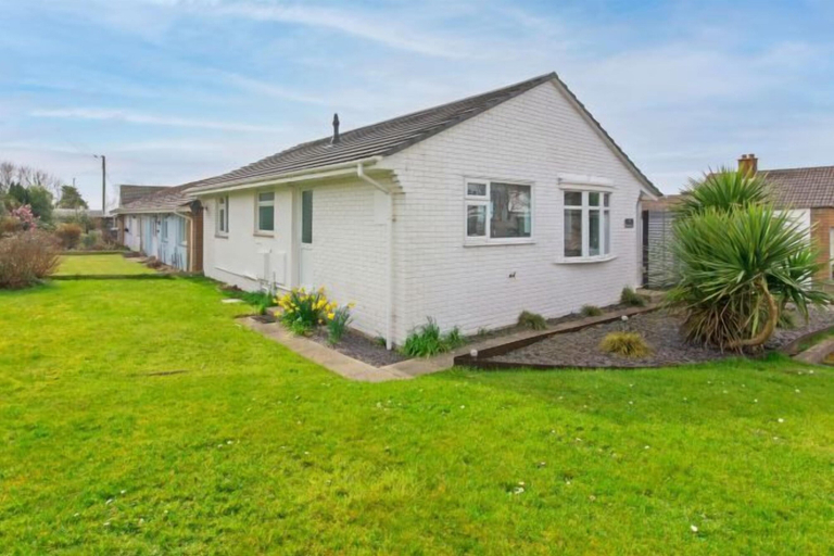 Room 2, Sandbanks Sleeps 4 Beach Pass & 1 Dog, Devon