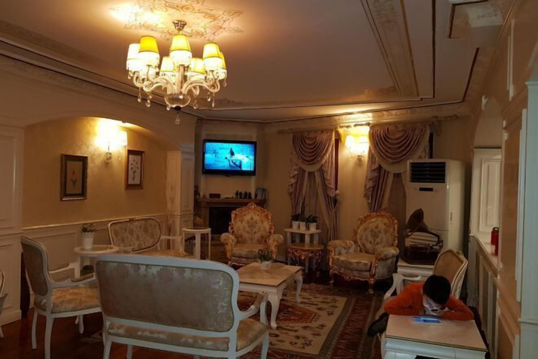Lobby lounge