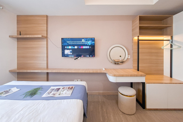 Room 2, Wooden Tone Studio At At Collins Boulevard Apartment, Tangerang