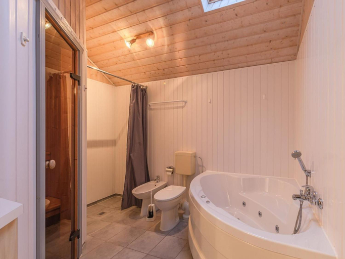 Bathroom 4, Ferienhaus im Ferienpark Mueritz, Mecklenburgische Seenplatte