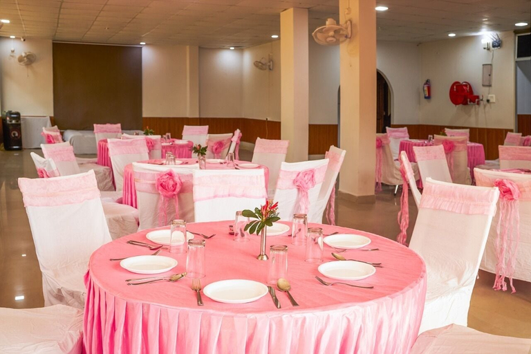 Couples dining, The Pine Oak Resort, Nainital