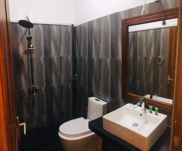 Bathroom 3, Saru Blue Sapphire Hotel, Godakawela