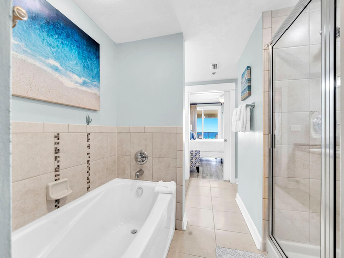 Bathroom 5, Grand Panama 1-1401, Bay