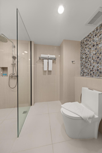 Bathroom 5, Mayaana Beach Resort Pattaya (Formerly Golden Tulip Pattaya Beach Resort), Pattaya