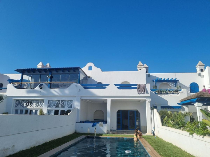 Exterior & Views