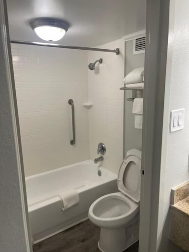 Bathroom, Quality Inn & Suites Georgetown, Georgetown