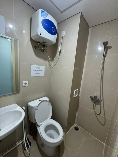 Bathroom, Central Park Mall Madison Park Apartment, West Jakarta