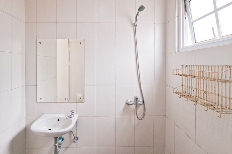 Bathroom 5, Modern 4Br Apartment At Guest House Vanya Park, Tangerang Selatan