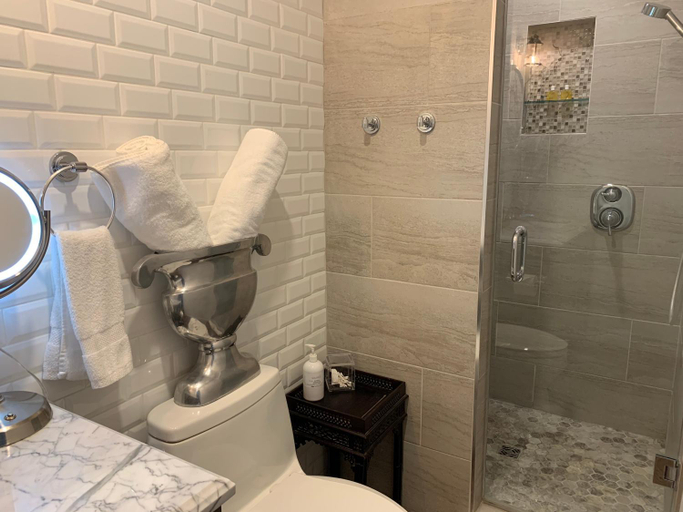 Bathroom, 33 On Gage Garden Suite, Niagara