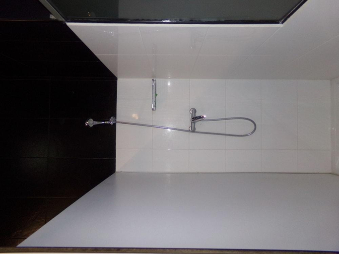 Bathroom 3, Lisb'on Hostel, Lisbon