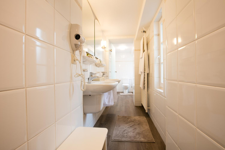 Bathroom, Logis Hotel Restaurant du Moulin, Liège