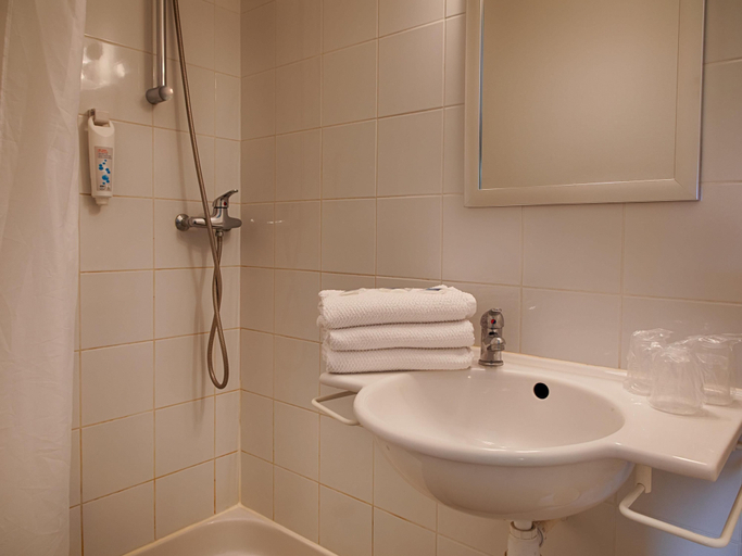 Bathroom 4, Ibis Budget Redon, Ille-et-Vilaine