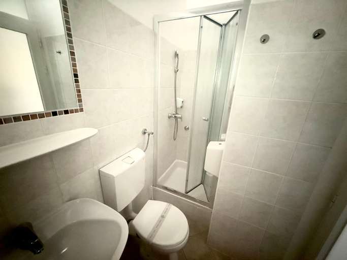 Bathroom 3, Hotel Priscapac Resort & Apartments, Blato