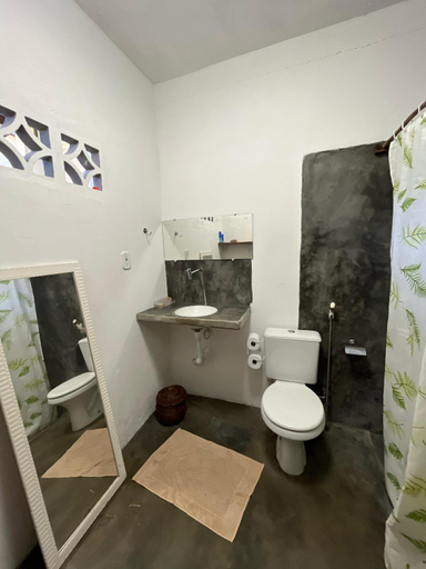 Bathroom 3, Casa de Deli, Cairu