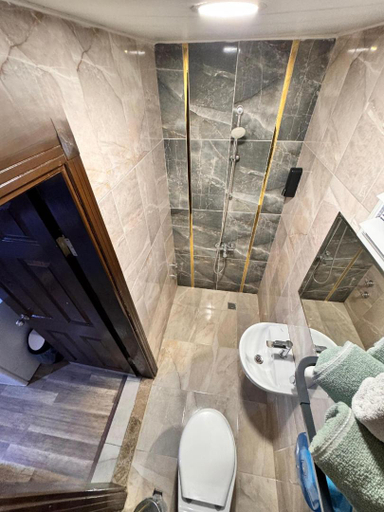 Bathroom 3, TAN OTEL, Merkez