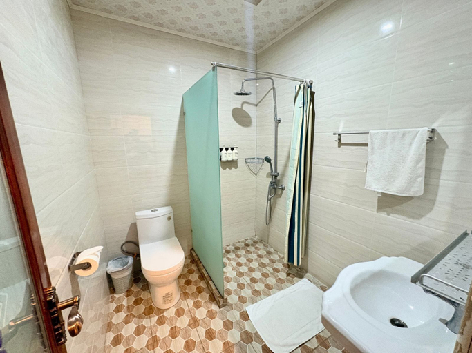 Bathroom 4, Crown Royale Hotel & Lounge, Port Vila