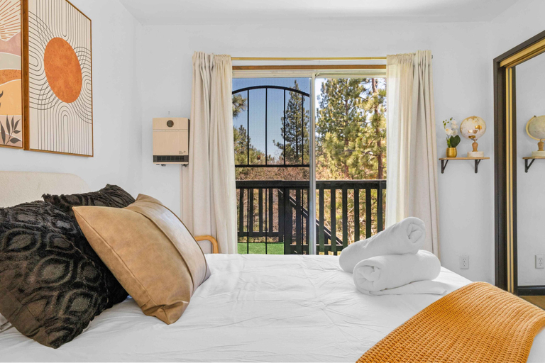 Room 5, Tranquil Trails Luxury Retreat, San Bernardino