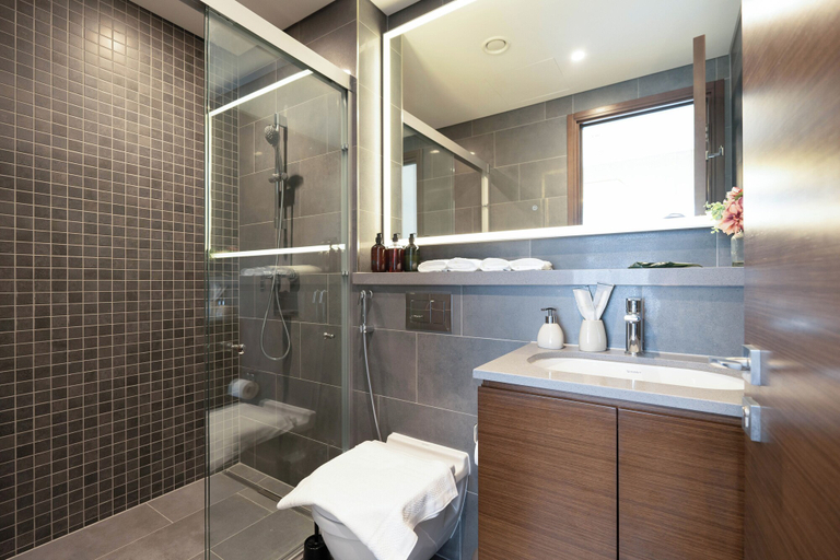 Bathroom 2, Premium 1BR Oasis - City Views & Pool, Dubai