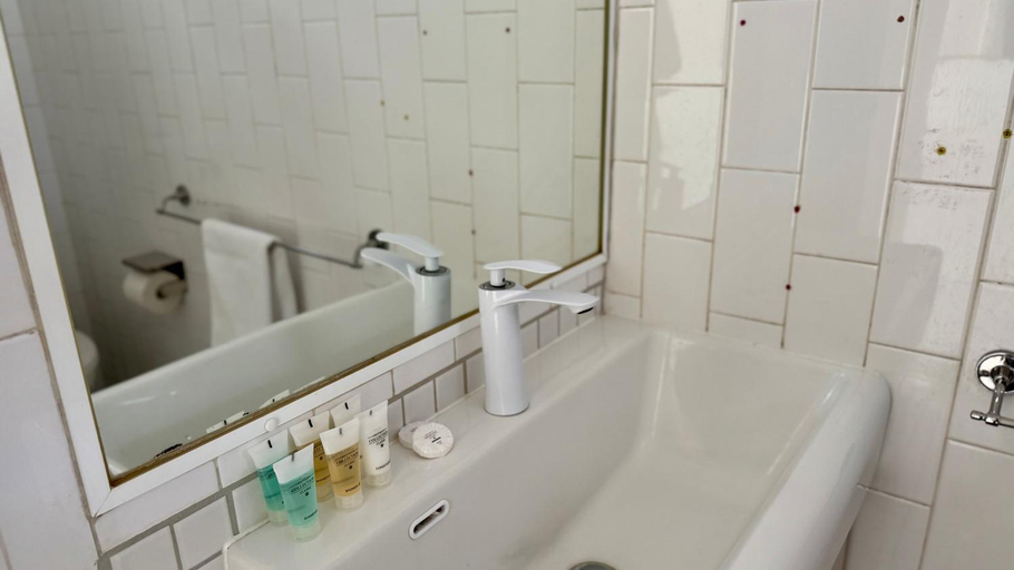 Bathroom 4, Annerley Motor Inn, Annerley