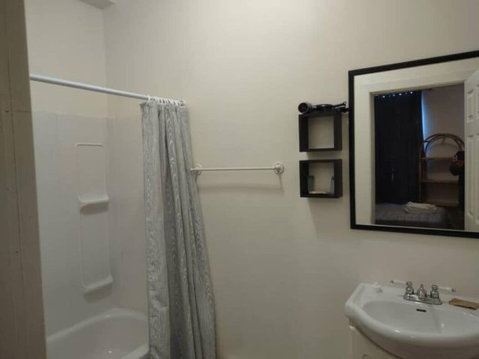 Bathroom 4, Jelly Bean 1, Division No. 1
