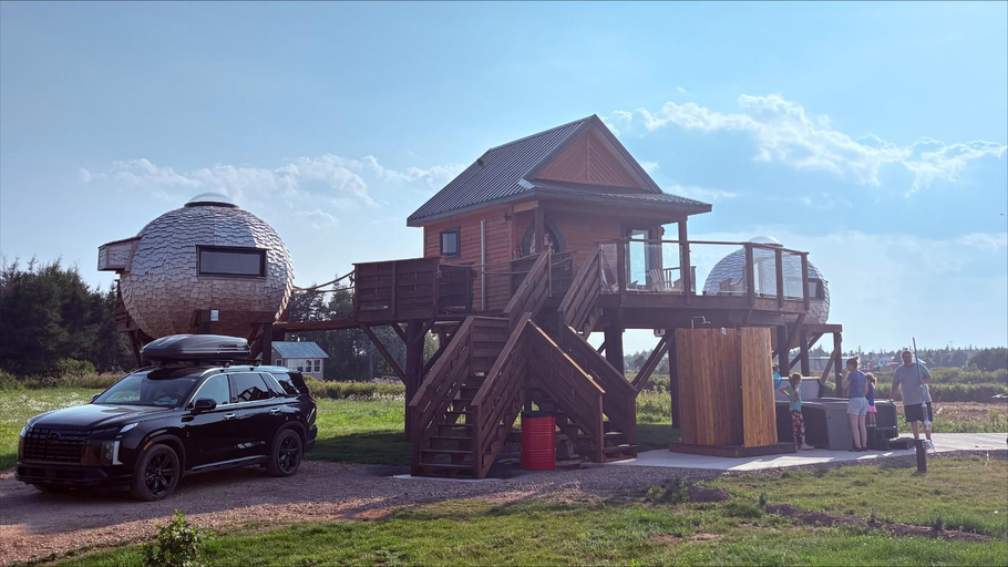 Exterior & Views