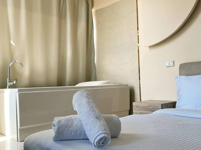 Bedroom, moonlight pyramids view, Al-Ahram