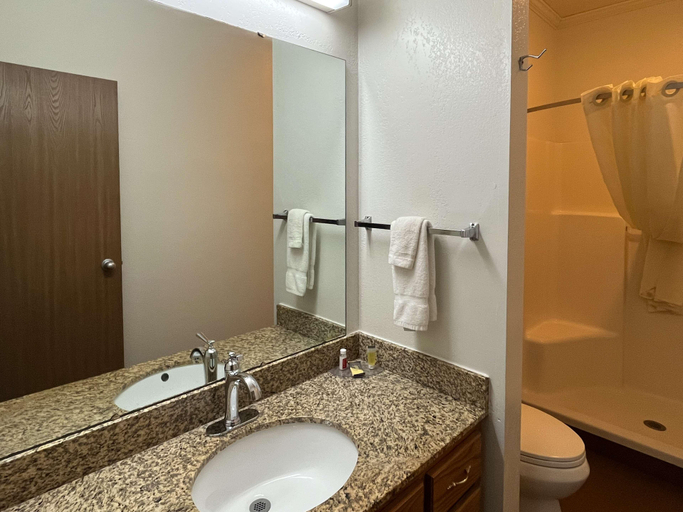 Bathroom 5, Motel 6 Portland, IN, Jay