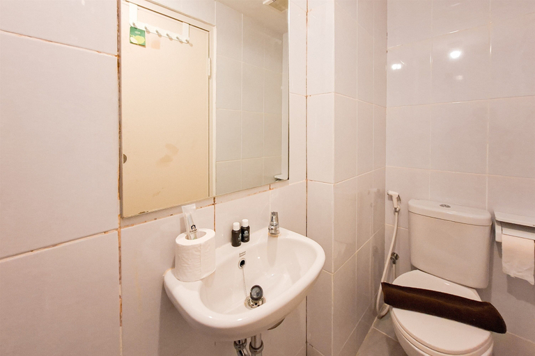 Bathroom 4, Minimalist and Restful Studio Apartment at Tokyo Riverside PIK 2, Tangerang