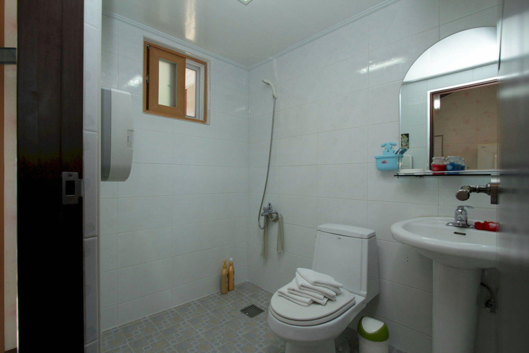 Bathroom 3, Beljari Pension, Tongyeong