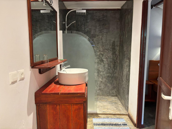 Bathroom 4, Hotel Les Boucaniers, Diana