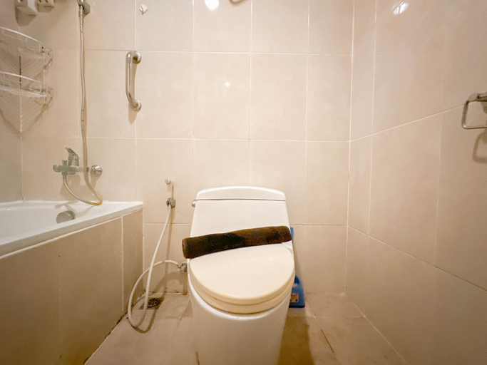Bathroom 5, Comfortable Living and Spacious 2BR Apartment at Trillium Residence By Travelio, Surabaya