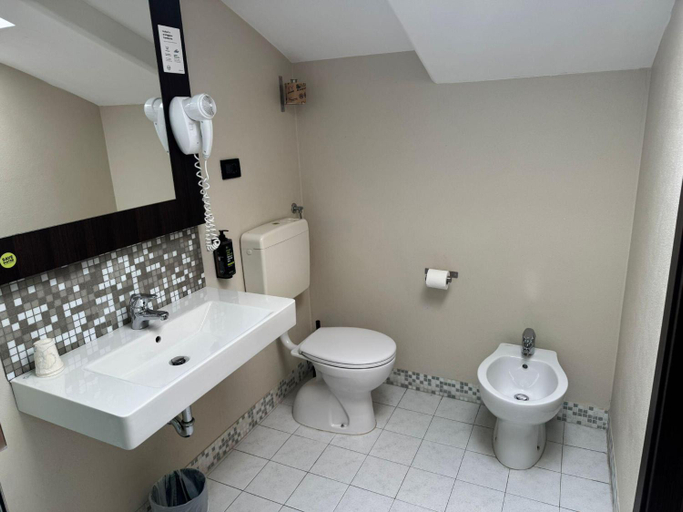 Bathroom 4, B&B Hotel Trieste, Trieste